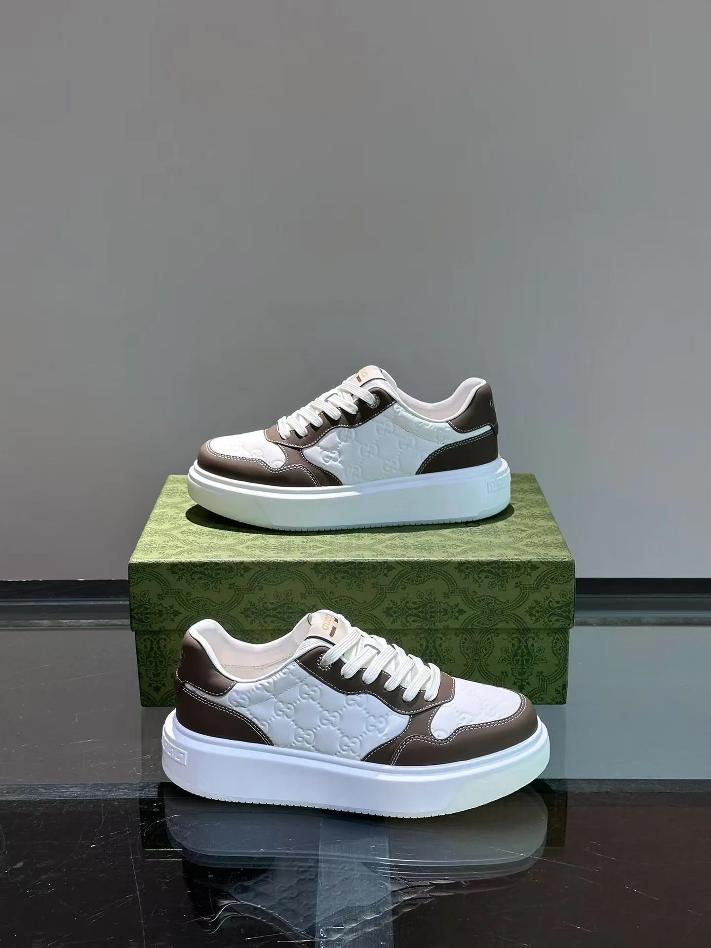 P440 new men's shoes GUCCI [Lightning] latest shoes are shipped. Original quality, fashionable, made of special materials, sheepskin lining, brand new packaging. The foot feels super comfortable and the workmanship is impeccable. Size: Male 38-45.
